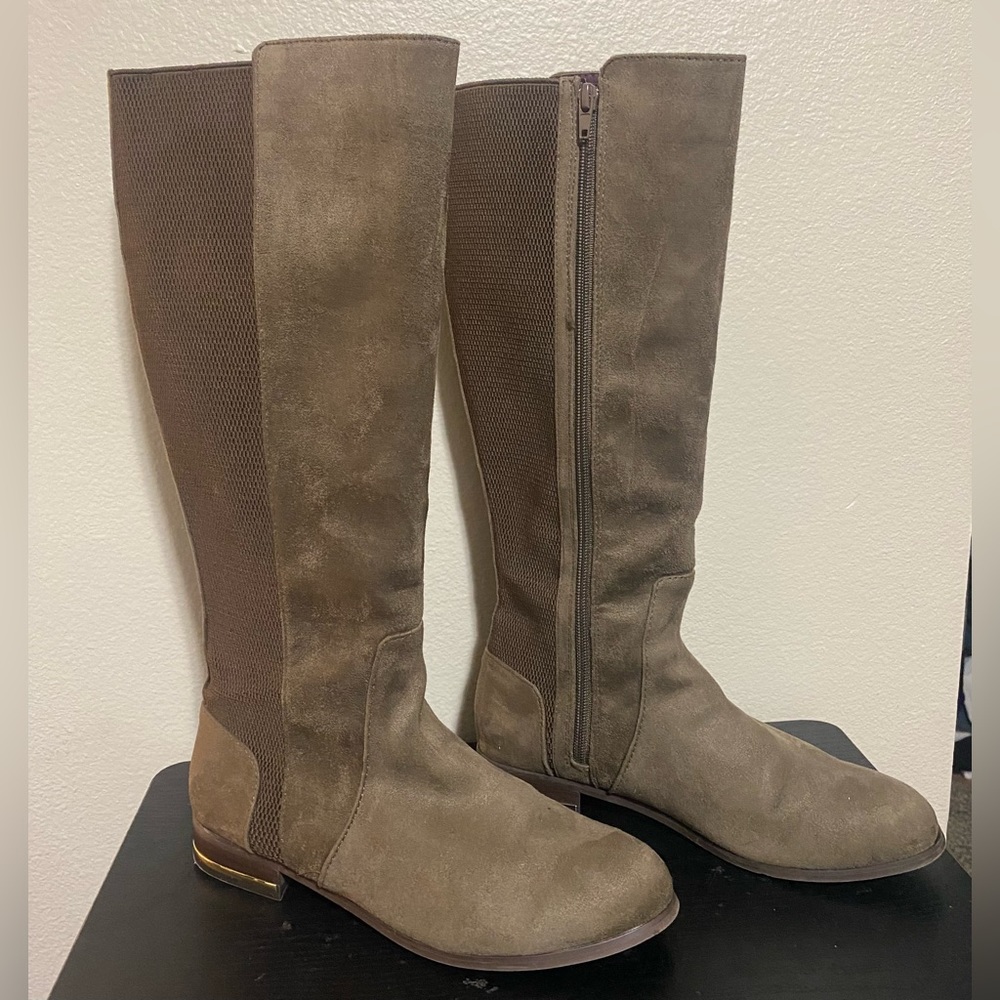 Like New Tayson Faux Suede Kensie Boot w/ Gold on heel- size 9(fit like an 8.5)